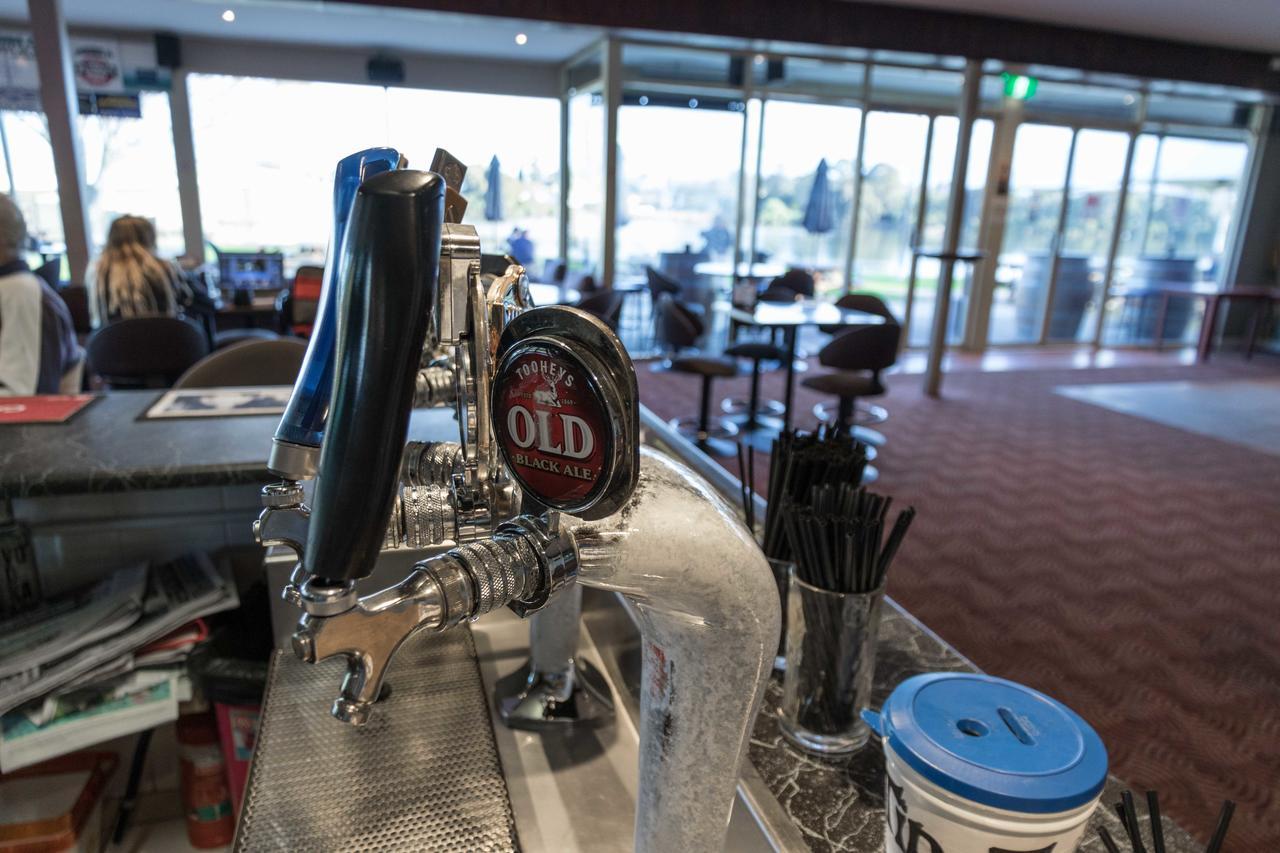 Moruya Waterfront Hotel Motel Bagian luar foto