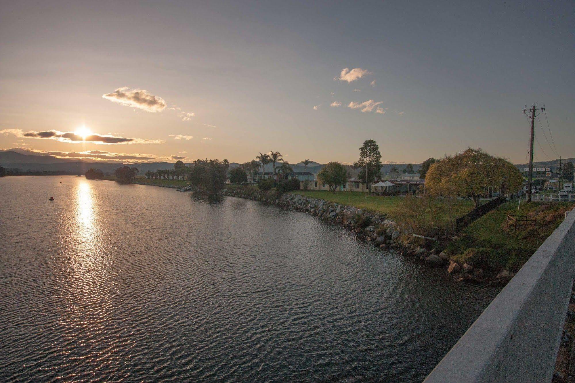 Moruya Waterfront Hotel Motel Bagian luar foto